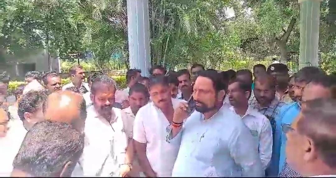 ಸರ್ಕಾರಿ ಶಾಲೆ ಮುಚ್ಚಿದ್ರೆ ನೋಡು ; ಸವದಿ ಆಕ್ರೋಶಕ್ಕೆ ಡಿಡಿಪಿಐ ಗಪ್ ಚುಪ್