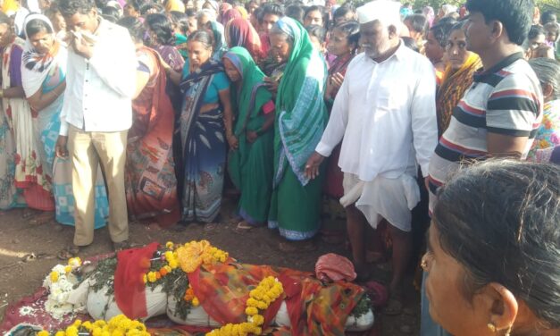 ಅಥಣಿ : ಭೀಕರ ಅಪಘಾತದಲ್ಲಿ ಮೃತಪಟ್ಟ 6 ಜನರ ಸಾಮೂಹಿಕ ಅಂತ್ಯಕ್ರಿಯೆ, ಕಣ್ಣೀರಾದ ಗ್ರಾಮಸ್ಥರು