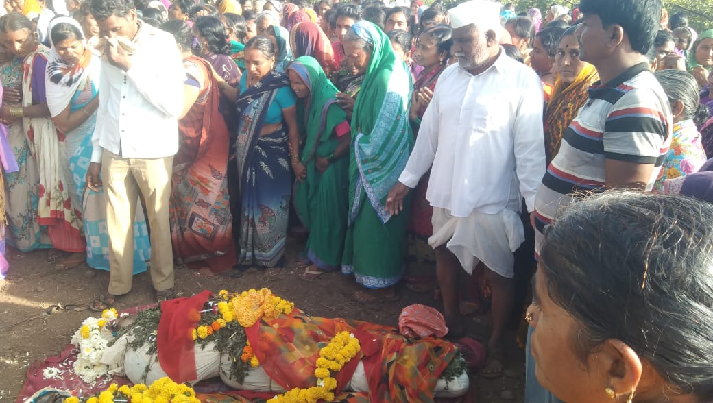 ಅಥಣಿ : ಭೀಕರ ಅಪಘಾತದಲ್ಲಿ ಮೃತಪಟ್ಟ 6 ಜನರ ಸಾಮೂಹಿಕ ಅಂತ್ಯಕ್ರಿಯೆ, ಕಣ್ಣೀರಾದ ಗ್ರಾಮಸ್ಥರು