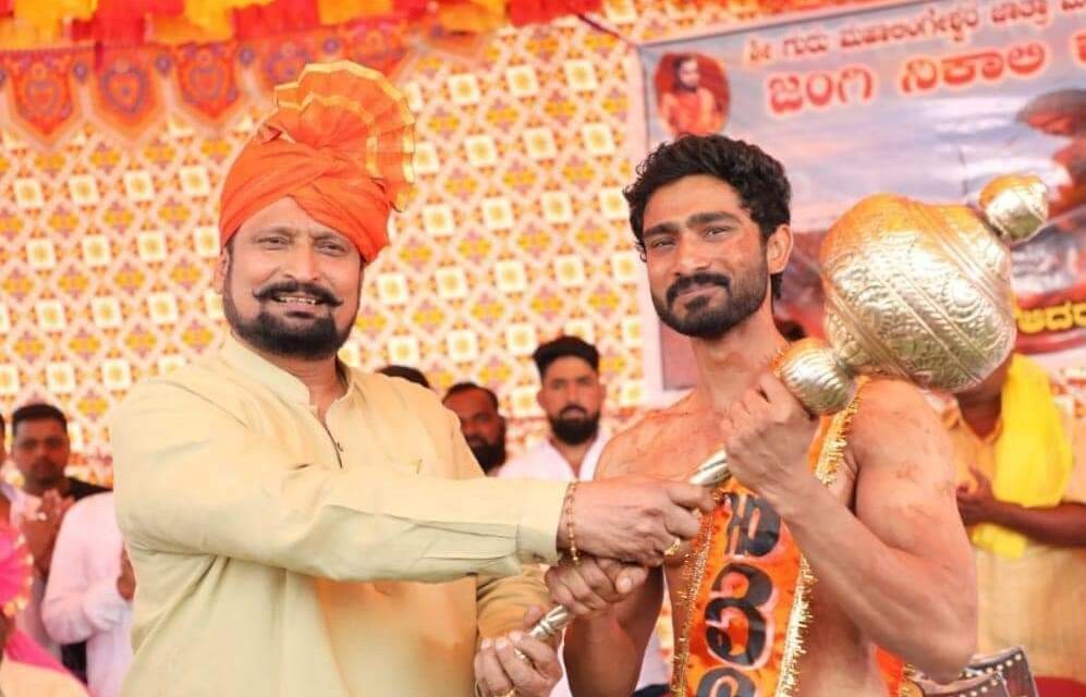 ಚೊಚ್ಚಲ ಸಿನೆಮಾದಲ್ಲಿ ನಟಿಸಿದ ಲಕ್ಷ್ಮಣ ಸವದಿ ;  ಸಾಹುಕಾರ್ ಫುಲ್ ಮಿಂಚಿಂಗ್