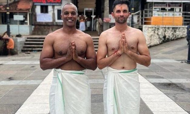 ದೇವಾಲಯಕ್ಕೆ ಆಫ್ರಿಕಾ ಕ್ರಿಕೆಟ್ ಆಟಗಾರ ಭೇಟಿ ; ಹೆಮ್ಮೆಯ ಸನಾತನಿ‌ ಎಂದ ಭಾರತೀಯರು