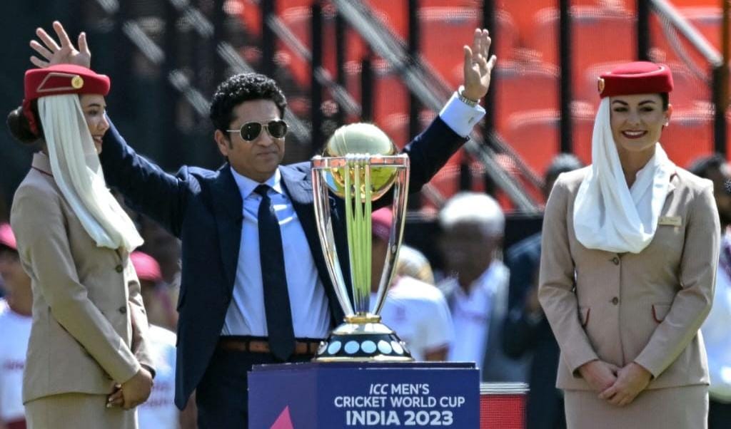 ವರ್ಲ್ಡ್ ಕಪ್ ಹಿಡಿದು ಮೈದಾನಕ್ಕೆ ಬಂದ ಕ್ರಿಕೆಟ್ ದೇವರು ಕೊಟ್ಟ ಸಂದೇಶ ಏನು…?