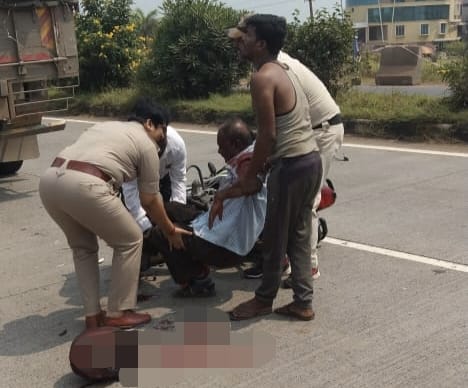 ರಕ್ತದ ಮಡುವಿನಲ್ಲಿ ಬಿದ್ದಿದ್ದ ವೃದ್ಧನಿಗೆ ನೆರವಾದ ಡಿಸಿಪಿ ಸ್ನೇಹಾ ಪಿ.ವಿ ; ಸಾರ್ವಜನಿಕರ ಮೆಚ್ಚುಗೆ