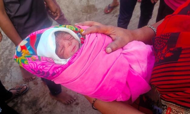 ನವಜಾತ ಹೆಣ್ಣು ಶಿಶುವನ್ನು ರಸ್ತೆ ಪಕ್ಕದಲ್ಲಿ ಎಸೆದು ಹೋದ ರಾಕ್ಷಸರು