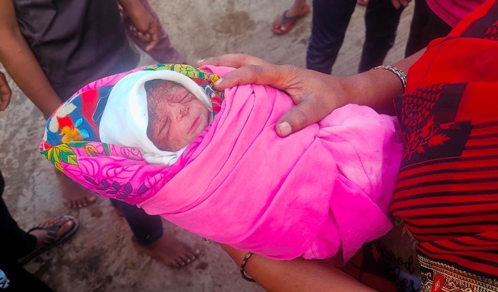 ನವಜಾತ ಹೆಣ್ಣು ಶಿಶುವನ್ನು ರಸ್ತೆ ಪಕ್ಕದಲ್ಲಿ ಎಸೆದು ಹೋದ ರಾಕ್ಷಸರು