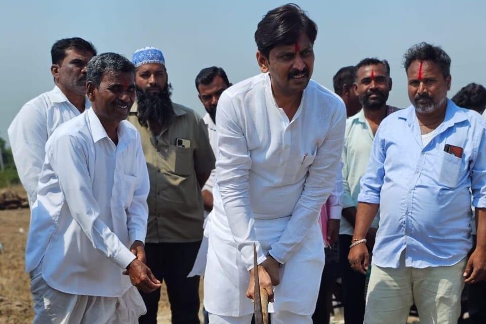 ಬಿಜೆಪಿ ಸರ್ಕಾರದ ಕಾಮಗಾರಿಗಳಿಗೆ ಸವದಿ ಪುತ್ರನಿಂದ ಗುದ್ದಲಿ ಪೂಜೆ ; ಅಧಿಕಾರ ದುರುಪಯೋಗ ಆರೋಪ