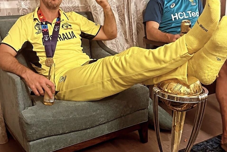 ವಿಶ್ವಕಪ್ ಟ್ರೋಫಿ ಮೇಲೆ ಕಾಲಿಟ್ಟ ಆಸ್ಟ್ರೇಲಿಯಾ ಆಟಗಾರ ; ಹರಾಮಿ ಬುದ್ದಿ ಎಂದ ಭಾರತೀಯರು