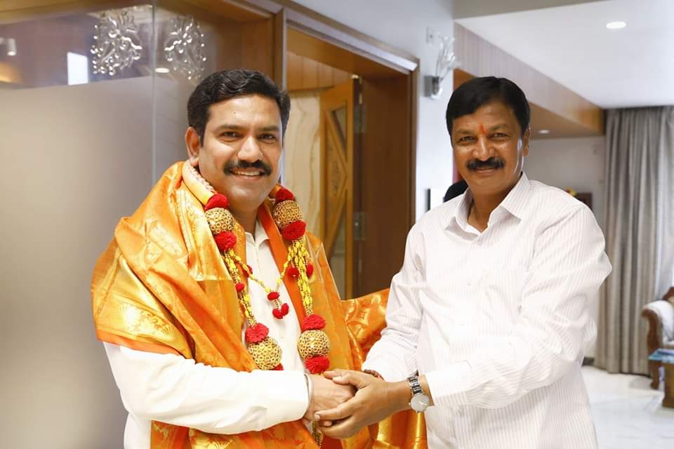 ಮುನಿಸು ಮರೆತು ಒಂದಾದ ಸಾಹುಕಾರ್ ; ವಿಜಯೇಂದ್ರ ಮತ್ತು ಜಾರಕಿಹೊಳಿ ಮಹತ್ವದ ಸಭೆ