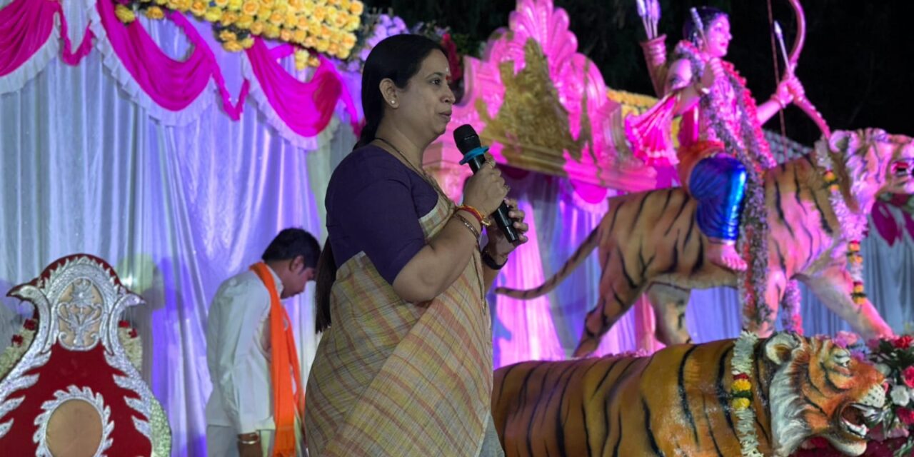 <em>ಮಹಾಪೂಜೆಯಲ್ಲಿ ಪಾಲ್ಗೊಂಡ ಸಚಿವೆ ಲಕ್ಷ್ಮೀ ಹೆಬ್ಬಾಳಕರ್</em>