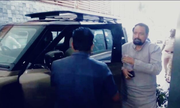 ಬಿಜೆಪಿ ನಾಯಕರ ಜೊತೆ ಒಂದೇ ಕಾರಲ್ಲಿ ಲಕ್ಷ್ಮಣ ಸವದಿ – ಅಚ್ಚರಿ ಮೂಡಿಸಿದ ಸಾಹುಕಾರ್ ನಡೆ