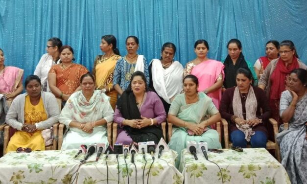 ಸಚಿವ ಸತೀಶ್‌ ಜಾರಕಿಹೊಳಿ ರಾಜ್ಯದಲ್ಲೇ ಇರಲಿ ; ಹೆಬ್ಬಾಳ್ಕರ್ ದೇಹಲಿ ಹೋಗಲಿ – ಕಾಂಗ್ರೆಸ್ ಕಾರ್ಯಕರ್ತೆ ಆಗ್ರಹ