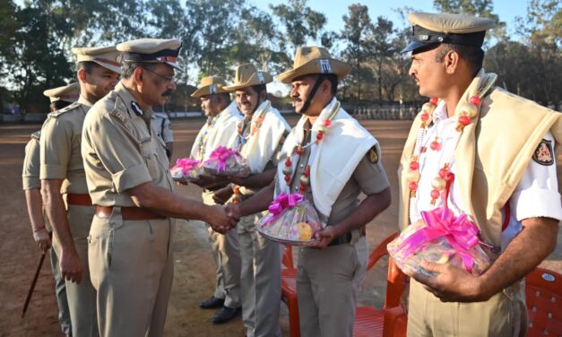 ಗಲಭೆ ತಡೆಯುವಲ್ಲಿ ಯಶಸ್ವಿಯಾದ PSI ಮಹಾಂತೇಶ ಮಠಪತಿ ಅವರಿಗೆ ಕಮಿಷನರ್ ಸನ್ಮಾನ