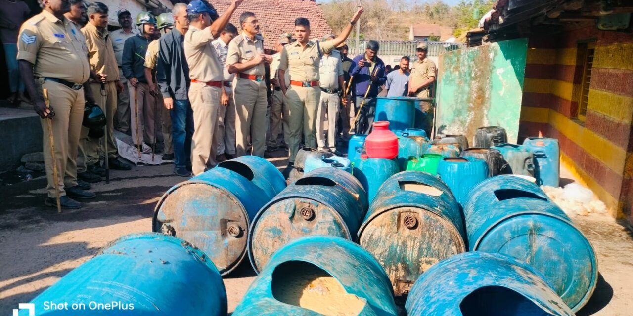 ಬ್ಯಾರಲ್ ಗಳಲ್ಲಿ ತುಂಬಿಟ್ಟ ಕಳ್ಳಬಟ್ಟಿ ; ಪೊಲೀಸ್ ದಾಳಿಗೆ ಕಕ್ಕಾಬಿಕ್ಕಿ