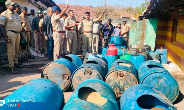 ಬ್ಯಾರಲ್ ಗಳಲ್ಲಿ ತುಂಬಿಟ್ಟ ಕಳ್ಳಬಟ್ಟಿ ; ಪೊಲೀಸ್ ದಾಳಿಗೆ ಕಕ್ಕಾಬಿಕ್ಕಿ