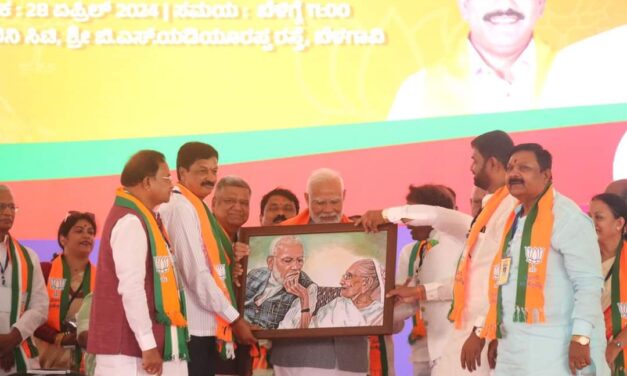 ತಾಯಿಯ ಚಿತ್ರ ನೋಡುತ್ತಲೇ ಪ್ರಧಾನಿ ಮಂದಸ್ಮಿತ