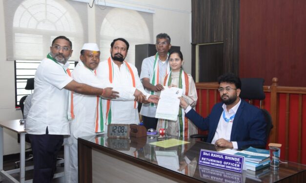 ಪ್ರಿಯಾಂಕಾ ಜಾರಕಿಹೊಳಿ ನಾಮಪತ್ರ ಸಲ್ಲಿಕೆ ; ಸರಳತೆ ಮೆರೆದ ಸಾಹುಕಾರ್