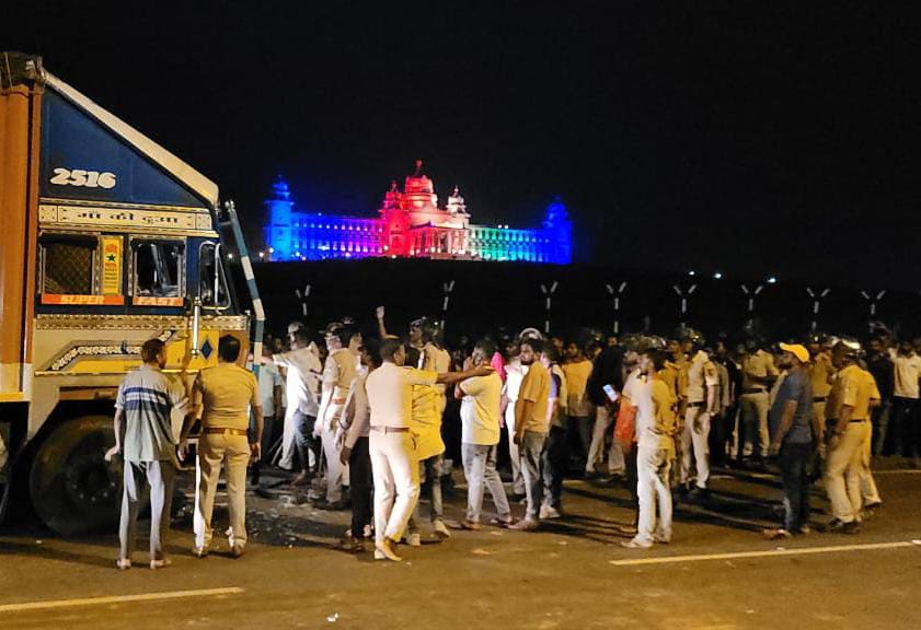 ಬೆಳಗಾವಿ : ಅಕ್ರಮ ಗೋವು ಸಾಗಾಟ ; ಲಾರಿ ಚಾಲಕನ ಮೇಲೆ ಹಲ್ಲೆ