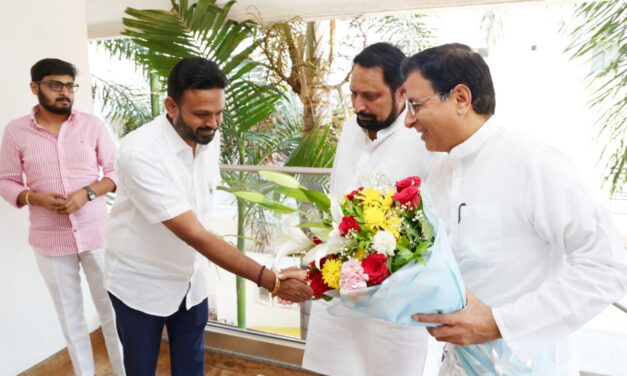 ಸವದಿ ಮನೆಗೆ ಬಂದ ಸುರ್ಜೆವಾಲಾ…!