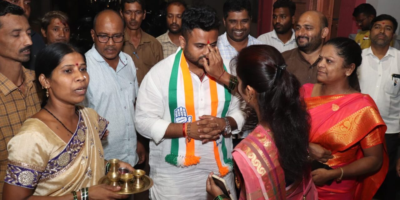 ಮನೆ ಮಗ ಮೃಣಾಲ ಹೆಬ್ಬಾಳಕರ್ ಗೆ ಆರತಿ ಬೆಳಗಿ, ತಿಲಕವಿಟ್ಟು ಹಾರೈಸಿದ ಬೆಳಗಾವಿ ಮಹಿಳೆಯರು