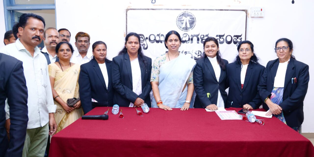 ಸವದತ್ತಿ ಕೋರ್ಟ್ ಆವರಣದಲ್ಲಿ ಸಚಿವರಿಂದ ಮತಯಾಚನೆ