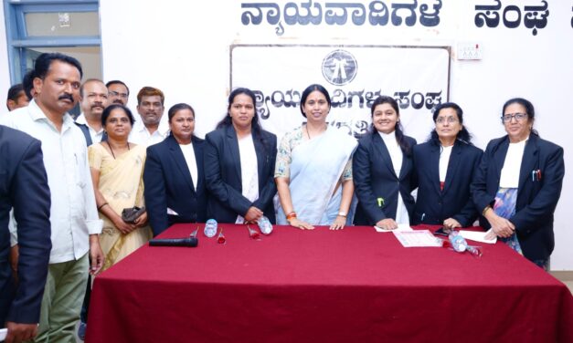 ಸವದತ್ತಿ ಕೋರ್ಟ್ ಆವರಣದಲ್ಲಿ ಸಚಿವರಿಂದ ಮತಯಾಚನೆ