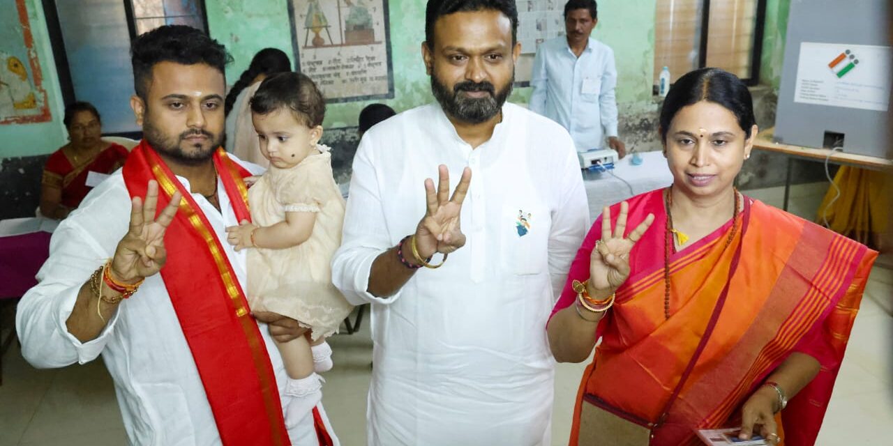 <em>ಕುಟುಂಬ ಸಮೇತ ಬಂದು ಮತ ಚಲಾಯಿಸಿದ ಸಚಿವೆ ಲಕ್ಷ್ಮೀ ಹೆಬ್ಬಾಳಕರ್</em>