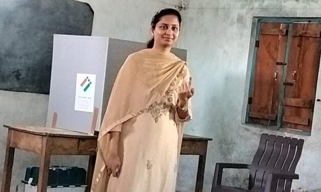 ಮತ ಚಲಾಯಿಸಿದ ಕಾಂಗ್ರೆಸ್ ಅಭ್ಯರ್ಥಿ ಪ್ರಿಯಂಕಾ ಜಾರಕಿಹೊಳಿ