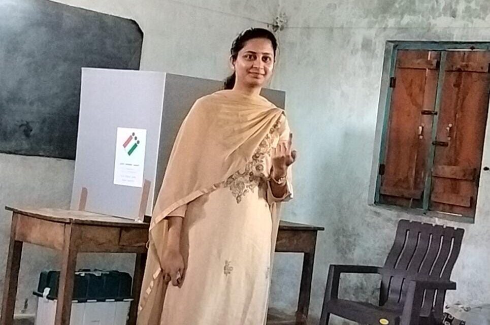 ಮತ ಚಲಾಯಿಸಿದ ಕಾಂಗ್ರೆಸ್ ಅಭ್ಯರ್ಥಿ ಪ್ರಿಯಂಕಾ ಜಾರಕಿಹೊಳಿ