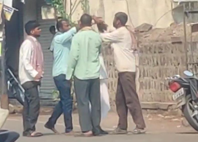 Video – ನಮ್ಮದ ಗೆಲ್ಲುತ್ತ,,,,ನಿಮ್ಮದ ಗೆಲ್ಲುತ್ತ ; ಕಾಂಗ್ರೆಸ್ & ಬಿಜೆಪಿ ಕಾರ್ಯಕರ್ತರ ಹೊಡೆದಾಟ