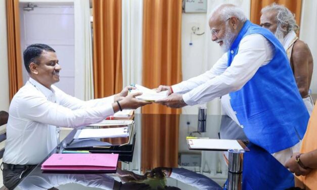 Video – ನಾಮಪತ್ರ ಸಲ್ಲಿಸಿದ ಹೃದಯ ಸಾಮ್ರಾಟ್ ನರೇಂದ್ರ ಮೋದಿ ; ಗತ್ತು, ಗೈರತ್ತು ಹೇಗಿದೆ ನೋಡಿ….!