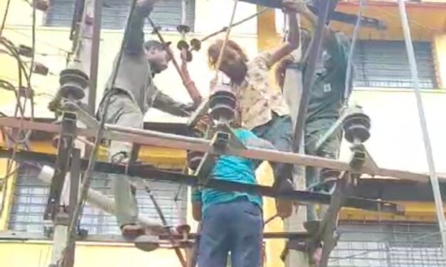 Video – ವಿದ್ಯುತ್ ಕಂಬ ಹತ್ತಿ ಹಾಡು ಹಾಡಿದ ಭೂಪ ; ಹೇ ಪ್ರಭು ಏ ಕ್ಯಾ ಹುವಾ….!