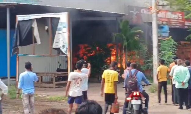 ಕಾಗವಾಡ : ಅಗ್ನಿ ಅವಘಡದಲ್ಲಿ ಎರಡು ಕಾರು ಸುಟ್ಟು ಭಸ್ಮ ; ತಪ್ಪಿದ ಅನಾಹುತ – Video