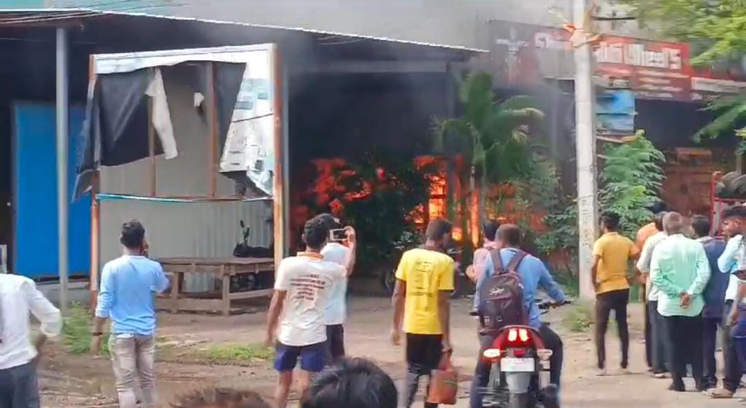 ಕಾಗವಾಡ : ಅಗ್ನಿ ಅವಘಡದಲ್ಲಿ ಎರಡು ಕಾರು ಸುಟ್ಟು ಭಸ್ಮ ; ತಪ್ಪಿದ ಅನಾಹುತ – Video