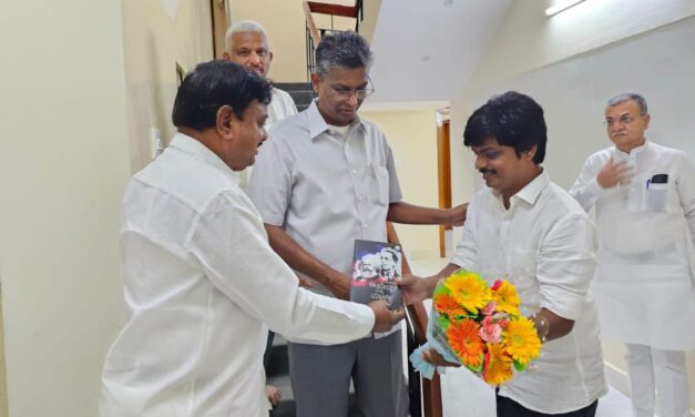 ಸಚಿವ ಸತೀಶ್ ಮನೆಯಲ್ಲಿ ಕುಮಠಳ್ಳಿ ಪ್ರತ್ಯಕ್ಷ ; ಇದಕ್ಕೆ ಏನು ಹೇಳ್ತಿರಾ ಎಂದ ಸವದಿ ಬೆಂಬಲಿಗರು