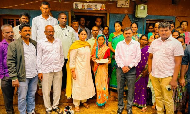 ಮರಬಿದ್ದು ಮೃತಪಟ್ಟ ಯುವಕರ ಕುಟುಂಬಗಳಿಗೆ ತಲಾ 5 ಲಕ್ಷ ರೂ. ಪರಿಹಾರ ವಿತರಿಸಿದ ಸಚಿವೆ ಲಕ್ಷ್ಮೀ ಹೆಬ್ಬಾಳಕರ್