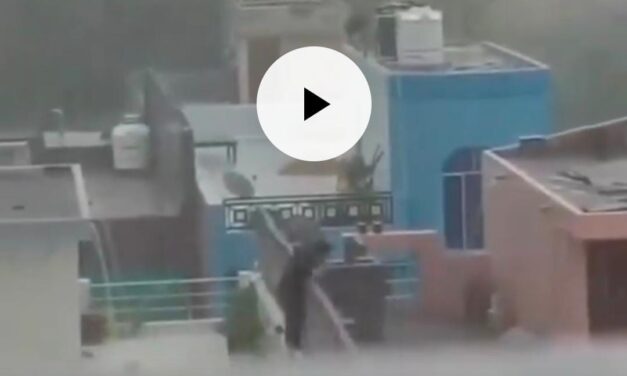 ಮಳೆಯಲ್ಲಿ ಕದ್ದು ಮುಚ್ಚಿ ಕಿಸ್ಸಿಂಗ್ ; ರೋಮ್ಯಾನ್ಸ್ ವೀಡಿಯೋ ವೈರಲ್