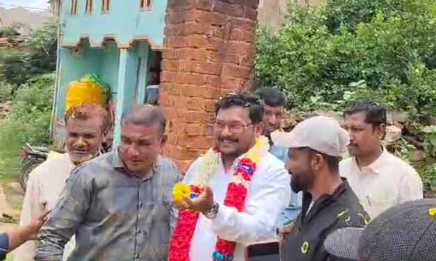 ಜೈಲಿನಿಂದ ಹೊರಬಂದ ಭ್ರೂಣಹತ್ಯೆ ಆರೋಪಿಗೆ ಹೂಮಳೆ ಸ್ವಾಗತ ; ವೀರರ ನಾಡಿನಲ್ಲಿ ಇದೆಂತ ವಿಕೃತಿ..? – VIDEO