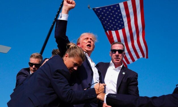 ಅಮೇರಿಕಾ ಮಾಜಿ ಅಧ್ಯಕ್ಷ ಡೊನಾಲ್ಡ್ ಟ್ರಂಪ್ ಮೇಲೆ ಗುಂಡಿನ ದಾಳಿ ; ಆರೋಪಿಯನ್ನು ಹೊಡೆದುರುಳಿಸಿದ ಪೊಲೀಸ್ ಪಡೆ