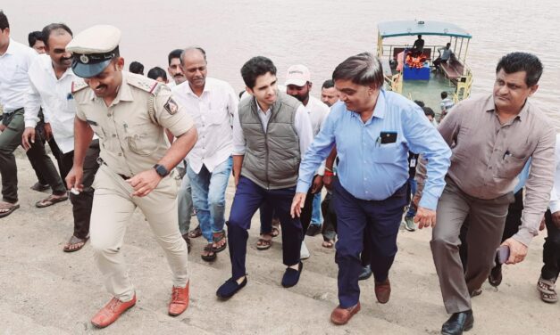 ನದಿಪಾತ್ರಗಳಿಗೆ ಜಿಲ್ಲಾಧಿಕಾರಿ ಭೇಟಿ ; ಅಧಿಕಾರಿಗಳಿಗೆ ಡಿಸಿ ರೋಷನ್‌ ಕೊಟ್ಟ ಖಡಕ್ ಸೂಚನೆ ಏನು…?