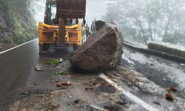 ಮಳೆರಾಯನ ಆರ್ಭಟ ; ಅಂಬೋಲಿ ಪಾಲ್ಸ್ ಬಳಿ ಉರಳಿದ ಬಂಡೆಕಲ್ಲು