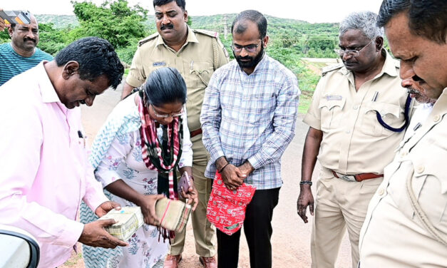 ರಾಮದುರ್ಗ : ಗ್ರಾಮ ಲೆಕ್ಕಾಧಿಕಾರಿ ಕಾರಲ್ಲಿ ಸಿಕ್ತು 1 ಕೋಟಿ 10 ಲಕ್ಷ