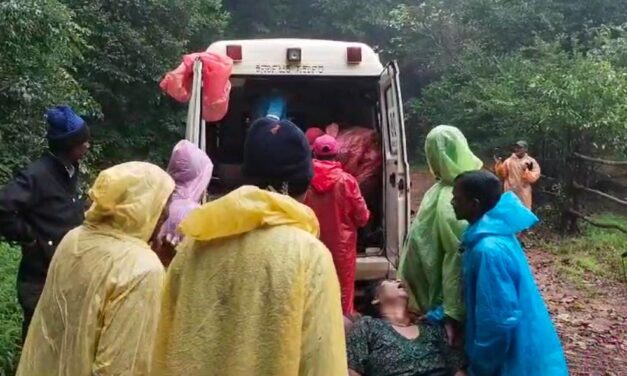 VIDEO – ಮಹಿಳೆಯನ್ನು ಹೊತ್ತು ಆಸ್ಪತ್ರೆಗೆ ಸಾಗಿಸಿದ ಗ್ರಾಮಸ್ಥರು ; ಕಣ್ಣೀರು ತರಿಸುವ ಘಟನೆ