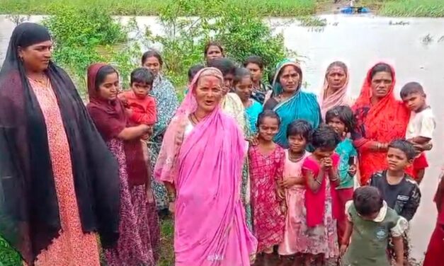 ಅಥಣಿ : ನೀರು ಬಂತು ಹೊರಗೆ ಬನ್ನಿ ಅಂದ್ರು ಮನೆ ಬಿಟ್ಟು ಬರದ ಜನ ; ಹೈರಾಣಾದ ಅಧಿಕಾರಿಗಳು