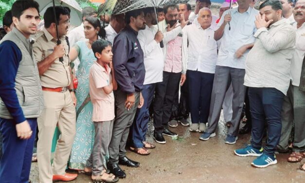 ಛತ್ರಿ ಹಿಡಿದು ಫೀಲ್ಡಿಗಿಳಿದ ಸಾಹುಕಾರ್ ; ಅಧಿಕಾರಿಗಳಿಗೆ ಸಚಿವರ ಖಡಕ್ ಸೂಚನೆ