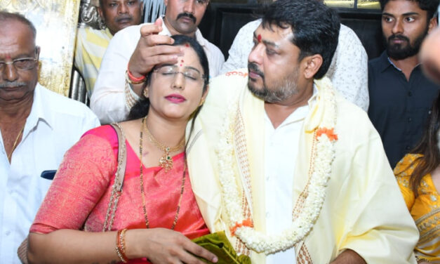 ಮಹಿಳಾ ಅಧಿಕಾರಿಗೆ ಕುಂಕುಮ ಇಟ್ಟು ತಗ್ಲಾಕೊಂಡ ಕಾಂಗ್ರೆಸ್ ಸಂಸದ ಬೋಸ್