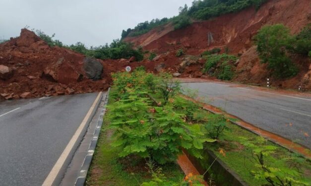 ಹೆದ್ದಾರಿ ಮೇಲೆ ಗುಡ್ಡ ಕುಸಿತ ; ಏಳು ಜನರ ಸಾವು