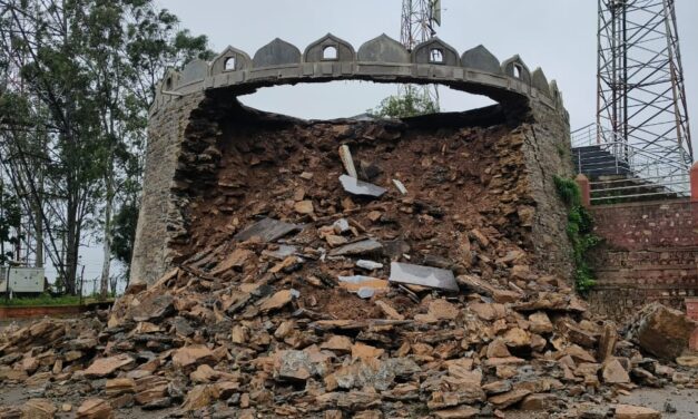 ಮಳೆಗೆ ಕುಸಿದ ಕಿತ್ತೂರು ಸಂಸ್ಥಾನದ ವೀಕ್ಷಣಾ ಗೋಪುರ