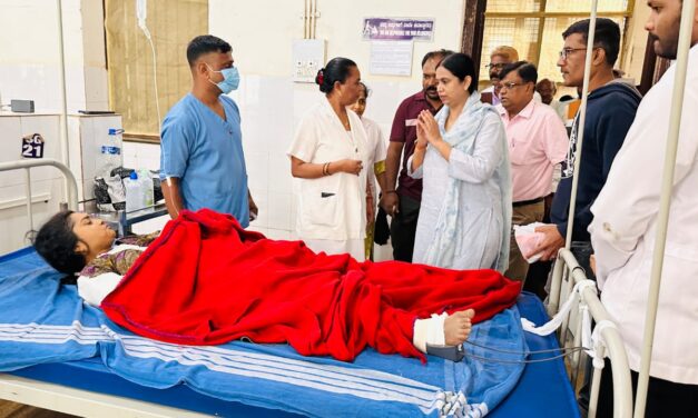 ಮನೆ ಕುಸಿದು ಮಹಿಳೆಗೆ ಗಾಯ: ಆಸ್ಪತ್ರೆಗೆ ಧಾವಿಸಿ ಆರೊಗ್ಯ ವಿಚಾರಿಸಿದ ಸಚಿವೆ ಲಕ್ಷ್ಮಿ ಹೆಬ್ಬಾಳ್ಕರ್
