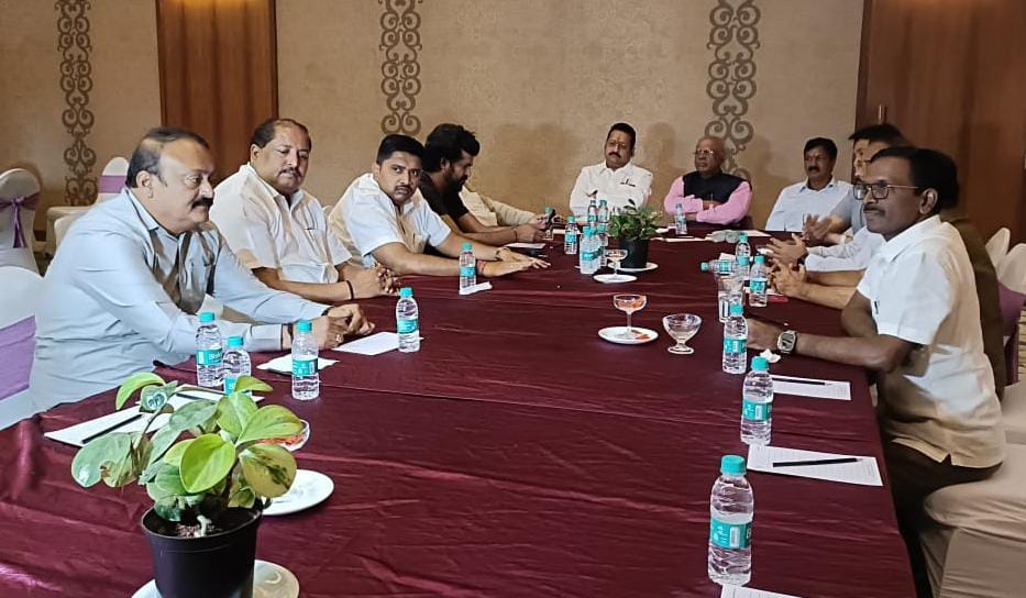 ಅತೃಪ್ತರ ಸಭೆಯಲ್ಲಿ ಗಂಭೀರ ಚರ್ಚೆ ; ಬಂಡಾಯವಾ ಅಥವಾ ಬೆದರಿಕೆ ತಂತ್ರವಾ…?