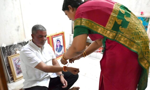 ಸಹೋದರಿಯಿಂದ ಸಾಹುಕಾರ್ ಗೆ ಶ್ರೀರಕ್ಷೆ ; ಹಬ್ಬದ ಸಡಗರದಲ್ಲಿ ಬಾಲಚಂದ್ರ ಜಾರಕಿಹೊಳಿ